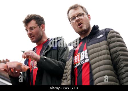 I tifosi dell'AFC Bournemouth arrivano a terra prima della partita di Premier League a Kenilworth Road, Luton. Data foto: Sabato 6 aprile 2024. Foto Stock