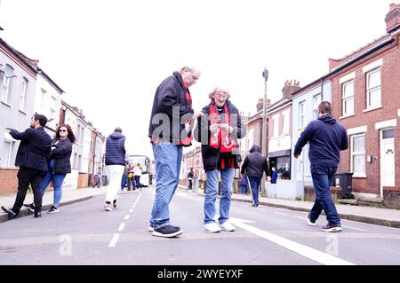 I tifosi dell'AFC Bournemouth arrivano a terra prima della partita di Premier League a Kenilworth Road, Luton. Data foto: Sabato 6 aprile 2024. Foto Stock