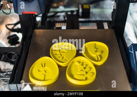 stampante 3d con alcuni oggetti sul vassoio stampati con filamento pla Foto Stock