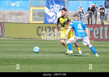 Brixia, Italia. 6 aprile 2024. Marius Marin del Pisa Sporting Club 1909 contrasta con Fabrizio Paghera del Brescia calcio FC durante la partita di campionato italiano di serie B tra Brescia calcio FC e Pisa SC 1909 allo stadio Mario Rigamonti il 6 aprile 2024, Brixia, Italia. Credito: Agenzia fotografica indipendente/Alamy Live News Foto Stock