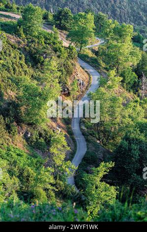 Paesaggio montano con strada tortuosa sul monte Kato Olympos vicino al villaggio di Palaios Panteleimonas in Tessaglia, Grecia Foto Stock