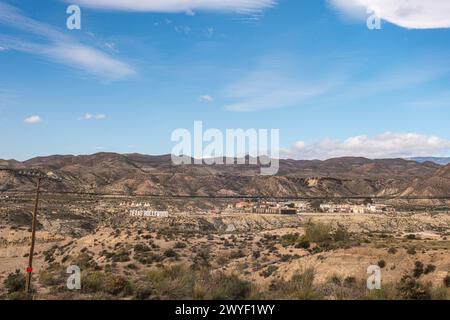 Set cinematografici occidentali annidati nell'aspro paesaggio del deserto di Spains Taberna. Foto Stock