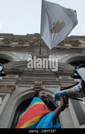 Londra, Regno Unito. 6 aprile 2024. 6 aprile 2024, Londra, Inghilterra, Regno Unito: Protesta per il Congo fuori dall'Apple Store in Regents st. Mira a sensibilizzare sulla crisi politica e umanitaria in corso nella Repubblica democratica del Congo. La RDC ha subito un'ondata di violenza, soprattutto negli ultimi mesi del 2023, mentre il paese si preparava alle elezioni nazionali di dicembre. Gli scontri tra gruppi militanti sul territorio e sulle risorse naturali, le uccisioni extragiudiziali da parte delle forze di sicurezza e la violenza politica hanno contribuito al conflitto mortale. Crediti: ZUMA Press, Inc./Alamy Live News Foto Stock