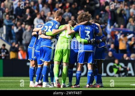 Giocatori del Leicester in un huddle prima del calcio d'inizio della partita del Campionato Sky Bet tra Leicester City e Birmingham City al King Power Stadium di Leicester sabato 6 aprile 2024. (Foto: Jon Hobley | mi News) crediti: MI News & Sport /Alamy Live News Foto Stock