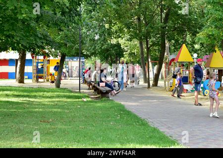 Parco cittadino e gente che si riposa. Foto Stock