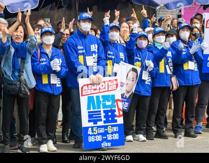 Seoul, Corea del Sud. 6 aprile 2024. I sostenitori del principale Partito Democratico di opposizione applaudono durante una campagna elettorale per le elezioni parlamentari a Seul. I sudcoreani andranno alle urne il 10 aprile per le elezioni parlamentari a livello nazionale. Credito: SOPA Images Limited/Alamy Live News Foto Stock