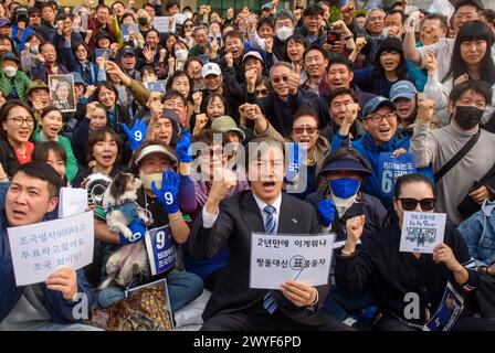 Seoul, Corea del Sud. 6 aprile 2024. Cho Kuk (C), leader del Partito per la ricostruzione della Corea, applaude con i sostenitori durante una manifestazione elettorale per le prossime elezioni parlamentari a Seul. I sudcoreani andranno alle urne il 10 aprile per le elezioni parlamentari a livello nazionale. Credito: SOPA Images Limited/Alamy Live News Foto Stock