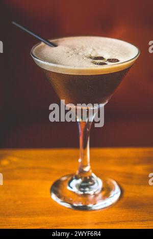 Espresso Martini a base di vodka, kahlua e espresso servito in un bicchiere di martini Foto Stock