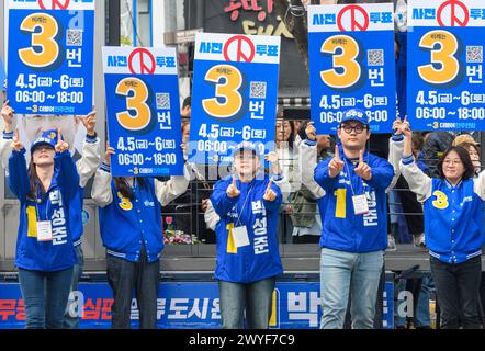 Seoul, Corea del Sud. 6 aprile 2024. I sostenitori del principale Partito Democratico di opposizione applaudono durante una campagna elettorale per le elezioni parlamentari a Seul. I sudcoreani andranno alle urne il 10 aprile per le elezioni parlamentari a livello nazionale. (Foto di Kim Jae-Hwan/SOPA Images/Sipa USA) credito: SIPA USA/Alamy Live News Foto Stock