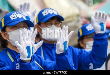 Seoul, Corea del Sud. 6 aprile 2024. I sostenitori del principale Partito Democratico di opposizione stanno tenendo il numero di voti durante una manifestazione elettorale per le elezioni parlamentari a Seul. I sudcoreani andranno alle urne il 10 aprile per le elezioni parlamentari a livello nazionale. (Foto di Kim Jae-Hwan/SOPA Images/Sipa USA) credito: SIPA USA/Alamy Live News Foto Stock