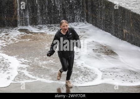 Porthleven, Cornovaglia, 6 aprile 2024, la tempesta Kathleen colpì mentre attraversava il Sud-Ovest, provocando grandi onde e mari tempestosi a Porthleven, Cornovaglia. La temperatura era di 13C e le previsioni prevedevano che i venti gustosi continuassero tutto il giorno. Crediti: Keith Larby/Alamy Live News Foto Stock