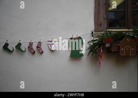 Colorata replica in legno dipinta a mano di una lavanderia sulla facciata di una casa rurale a Riquewihr, Alsazia, Francia. Foto Stock