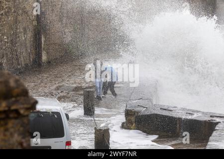 Porthleven, Cornovaglia, 6 aprile 2024, la tempesta Kathleen colpì mentre attraversava il Sud-Ovest, provocando grandi onde e mari tempestosi a Porthleven, Cornovaglia. La temperatura era di 13C e le previsioni prevedevano che i venti gustosi continuassero tutto il giorno. Crediti: Keith Larby/Alamy Live News Foto Stock