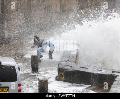 Porthleven, Cornovaglia, 6 aprile 2024, la tempesta Kathleen colpì mentre attraversava il Sud-Ovest, provocando grandi onde e mari tempestosi a Porthleven, Cornovaglia. La temperatura era di 13C e le previsioni prevedevano che i venti gustosi continuassero tutto il giorno. Crediti: Keith Larby/Alamy Live News Foto Stock
