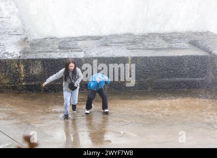 Porthleven, Cornovaglia, 6 aprile 2024, la tempesta Kathleen colpì mentre attraversava il Sud-Ovest, provocando grandi onde e mari tempestosi a Porthleven, Cornovaglia. La temperatura era di 13C e le previsioni prevedevano che i venti gustosi continuassero tutto il giorno. Crediti: Keith Larby/Alamy Live News Foto Stock