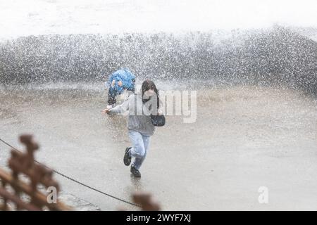 Porthleven, Cornovaglia, 6 aprile 2024, la tempesta Kathleen colpì mentre attraversava il Sud-Ovest, provocando grandi onde e mari tempestosi a Porthleven, Cornovaglia. La temperatura era di 13C e le previsioni prevedevano che i venti gustosi continuassero tutto il giorno. Crediti: Keith Larby/Alamy Live News Foto Stock