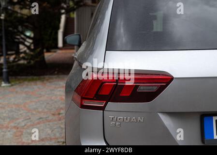 Kiev, Ucraina. 6 aprile 2024. Primo piano della luce posteriore grigia Volkswagen Tiguan se. Vista posteriore di un'auto. Primo piano delle moderne luci posteriori Foto Stock