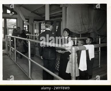 Gli immigrati sottoposte ad esami medici. Foto Stock