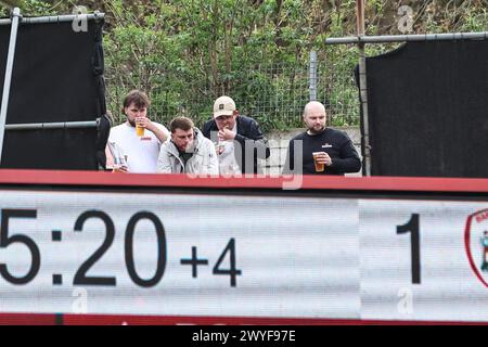 Londra, Regno Unito. 6 aprile 2024. I tifosi non paganti guardano la partita mentre mangiano e cenano qualche pinta attraverso un varco nella recinzione durante la partita Sky Bet League 1 Charlton Athletic vs Barnsley a The Valley, Londra, Regno Unito, 6 aprile 2024 (foto di Mark Cosgrove/News Images) a Londra, Regno Unito il 4/6/2024. (Foto di Mark Cosgrove/News Images/Sipa USA) credito: SIPA USA/Alamy Live News Foto Stock