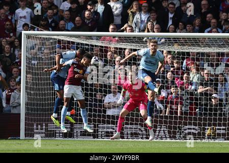 Birmingham, Regno Unito. 6 aprile 2024. Ollie Watkins dell'Aston Villa segna il primo gol della sua squadra. Partita di Premier League, Aston Villa contro Brentford al Villa Park di Birmingham sabato 6 aprile 2024 questa immagine può essere utilizzata solo per scopi editoriali. Solo per uso editoriale, foto di Andrew Orchard/Andrew Orchard fotografia sportiva/Alamy Live news credito: Andrew Orchard fotografia sportiva/Alamy Live News Foto Stock