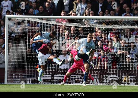 Birmingham, Regno Unito. 6 aprile 2024. Ollie Watkins dell'Aston Villa segna il primo gol della sua squadra. Partita di Premier League, Aston Villa contro Brentford al Villa Park di Birmingham sabato 6 aprile 2024 questa immagine può essere utilizzata solo per scopi editoriali. Solo per uso editoriale, foto di Andrew Orchard/Andrew Orchard fotografia sportiva/Alamy Live news credito: Andrew Orchard fotografia sportiva/Alamy Live News Foto Stock