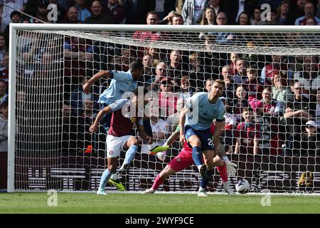 Birmingham, Regno Unito. 6 aprile 2024. Ollie Watkins dell'Aston Villa segna il primo gol della sua squadra. Partita di Premier League, Aston Villa contro Brentford al Villa Park di Birmingham sabato 6 aprile 2024 questa immagine può essere utilizzata solo per scopi editoriali. Solo per uso editoriale, foto di Andrew Orchard/Andrew Orchard fotografia sportiva/Alamy Live news credito: Andrew Orchard fotografia sportiva/Alamy Live News Foto Stock