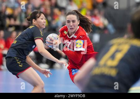 Louise Vinter Burgaard (Danimarca 27) durante la partita nazionale femminile di pallamano tra Danimarca e Giappone nella Sydbank Arena di Odense sabato 6 aprile 2024. (Foto: Claus Fisker/Ritzau Scanpix) credito: Ritzau/Alamy Live News Foto Stock