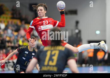 Louise Vinter Burgaard (Danimarca 27) durante la partita nazionale femminile di pallamano tra Danimarca e Giappone nella Sydbank Arena di Odense sabato 6 aprile 2024. (Foto: Claus Fisker/Ritzau Scanpix) credito: Ritzau/Alamy Live News Foto Stock