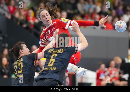 Louise Vinter Burgaard (Danimarca 27) durante la partita nazionale femminile di pallamano tra Danimarca e Giappone nella Sydbank Arena di Odense sabato 6 aprile 2024. (Foto: Claus Fisker/Ritzau Scanpix) credito: Ritzau/Alamy Live News Foto Stock