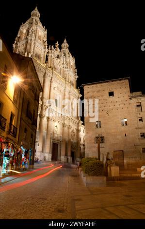 Chiesa di Clerecia, vista notturna. Salamanca, Spagna. Foto Stock