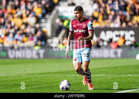 6 aprile 2024; Molineux Stadium, Wolverhampton, West Midlands, Inghilterra; Premier League Football, Wolverhampton Wanderers contro il West Ham United; Emerson Palmieri del West Ham sul pallone Foto Stock