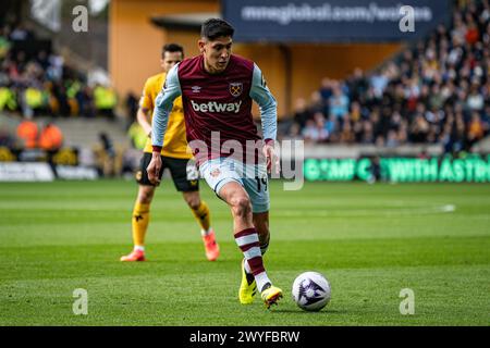 6 aprile 2024; Molineux Stadium, Wolverhampton, West Midlands, Inghilterra; Premier League Football, Wolverhampton Wanderers contro il West Ham United; Edson Alvarez del West Ham sul pallone Foto Stock