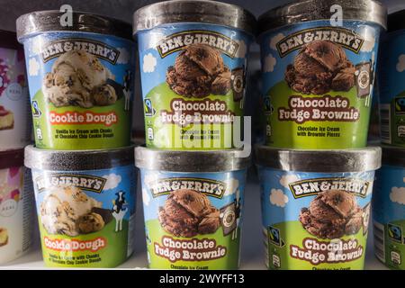 Primo piano delle vasche da gelato Ben & Jerry's Chocolate Fudge Brownie e Cookie in un congelatore del supermercato. Unilever Foto Stock