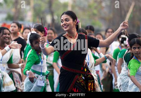 Un'istruttrice danza Bihu, mentre insegna ai partecipanti durante un workshop di danza Bihu, in vista del festival Rongali Bihu, a Guwahati, Assam, India, il 6 aprile 2024. La danza Bihu è una forma di danza tradizionale dello stato di Assam, associata al festival Bihu, che segna l'inizio del nuovo anno Assamese. Crediti: David Talukdar/Alamy Live News Foto Stock