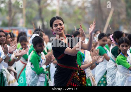 Un'istruttrice danza Bihu, mentre insegna ai partecipanti durante un workshop di danza Bihu, in vista del festival Rongali Bihu, a Guwahati, Assam, India, il 6 aprile 2024. La danza Bihu è una forma di danza tradizionale dello stato di Assam, associata al festival Bihu, che segna l'inizio del nuovo anno Assamese. Crediti: David Talukdar/Alamy Live News Foto Stock