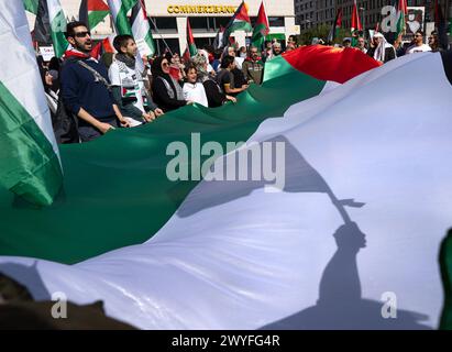 6 aprile 2024, Assia, Francoforte sul meno: I partecipanti sventolano bandiere palestinesi durante una manifestazione al-Kuds Day nel centro di Francoforte. Foto: Frank Rumpenhorst/dpa Foto Stock