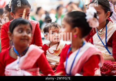 I bambini partecipano a un workshop di danza Bihu, in vista del festival Rongali Bihu, a Guwahati, Assam, India, il 6 aprile 2024. La danza Bihu è una forma di danza tradizionale dello stato di Assam, associata al festival Bihu, che segna l'inizio del nuovo anno Assamese. Crediti: David Talukdar/Alamy Live News Foto Stock