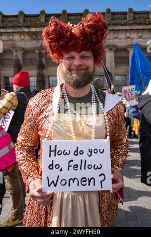 Edimburgo, Scozia, Regno Unito. 6 aprile 2024. I membri del pubblico prendono parte a una protesta Let Women Speak cui ha partecipato l'attivista Kellie-Jay Keen-Minshull, nota anche come Posie Parker a Edimburgo. La protesta segue l'introduzione della controversa legge sul crimine d'odio e l'intervento di JK Rowling, un attivista di spicco a sostegno dei diritti delle donne e un severo critico della legge sul crimine d'odio. Una rumorosa contro protesta dei manifestanti pro Trans si è svolta di fronte alla protesta Let Women Speak. Iain Masterton/Alamy Live News Foto Stock