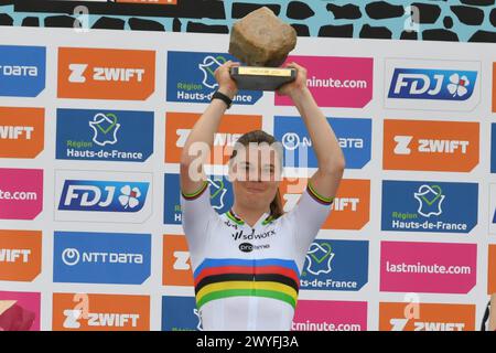 Francia. 6 aprile 2024. © PHOTOPQR/VOIX DU NORD/Chibane ; 06/04/2024 ; Paris Roubaix 2024 Femme FOTO: BAZIZ CHIBANE/LA VOIX DU NORD belga Lotte Kopecky di SD Worx - Protime festeggia sul podio vincendo la 4a edizione della gara d'élite femminile della corsa ciclistica 'Paris-Roubaix', 148, 5 km da Denain a Roubaix, credito: MAXPPP/Alamy Live News Foto Stock