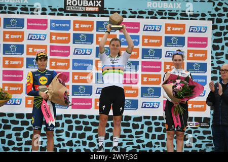 Francia. 6 aprile 2024. © PHOTOPQR/VOIX DU NORD/Chibane ; 06/04/2024 ; Paris Roubaix 2024 Femme FOTO: BAZIZ CHIBANE/LA VOIX DU NORD belga Lotte Kopecky di SD Worx - Protime festeggia sul podio vincendo la 4a edizione della gara d'élite femminile della corsa ciclistica 'Paris-Roubaix', 148, 5 km da Denain a Roubaix, credito: MAXPPP/Alamy Live News Foto Stock