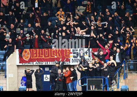 6 aprile 2024; Dens Park, Dundee, Scozia: Scottish Premiership Football, Dundee contro Motherwell; i tifosi del Motherwell festeggiano alla fine della partita Foto Stock