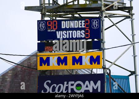 6 aprile 2024; Dens Park, Dundee, Scozia: Scottish Premiership Football, Dundee contro Motherwell; tabellone segnapunti a tempo pieno Foto Stock