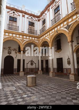 Il cortile principale del vecchio ospedale femminile storico Nuestra Senora del Carmen Hospital a Cádiz, Andalusia, Spagna, architettura rococò barocca Foto Stock