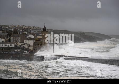 La tempesta di Porthleven Kathleen, la torre dell'orologio di Porthleven prende un colpo dalla tempesta Kathleen credito: kathleen White/Alamy Live News Foto Stock