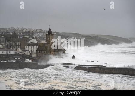 La tempesta di Porthleven Kathleen, la torre dell'orologio di Porthleven prende un colpo dalla tempesta Kathleen credito: kathleen White/Alamy Live News Foto Stock