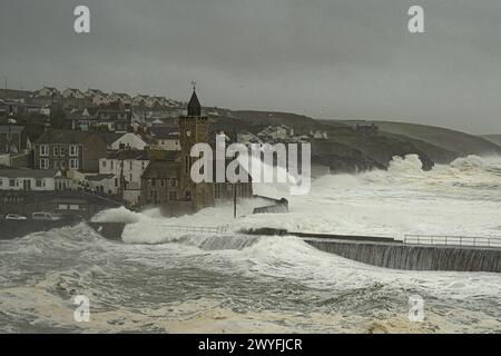 La tempesta di Porthleven Kathleen, la torre dell'orologio di Porthleven prende un colpo dalla tempesta Kathleen credito: kathleen White/Alamy Live News Foto Stock