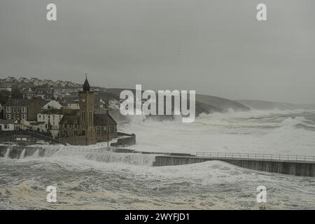 La tempesta di Porthleven Kathleen, la torre dell'orologio di Porthleven prende un colpo dalla tempesta Kathleen credito: kathleen White/Alamy Live News Foto Stock