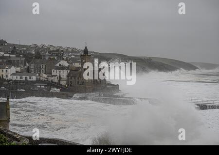 La tempesta di Porthleven Kathleen, la torre dell'orologio di Porthleven prende un colpo dalla tempesta Kathleen credito: kathleen White/Alamy Live News Foto Stock