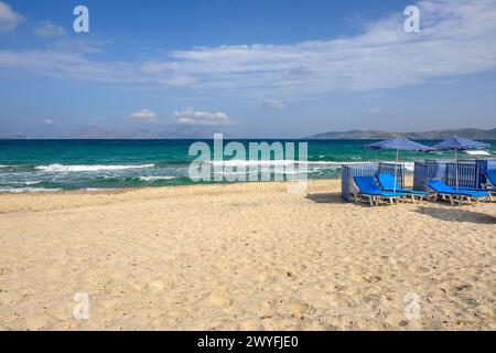 Splendida spiaggia di Marmari con sabbia dorata e acque color smeraldo. Isola di Kos, Grecia Foto Stock