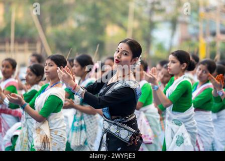 Guwahati, India. 6 aprile 2024. Un istruttore sta danzando Bihu e insegnando ai partecipanti durante un workshop di danza Bihu in vista del festival Rongali Bihu a Guwahati, Assam, India, il 6 aprile 2024. La danza Bihu è una forma di danza tradizionale dello stato di Assam, associata al festival Bihu, che segna l'inizio del nuovo anno Assamese. (Foto di David Talukdar/NurPhoto) credito: NurPhoto SRL/Alamy Live News Foto Stock